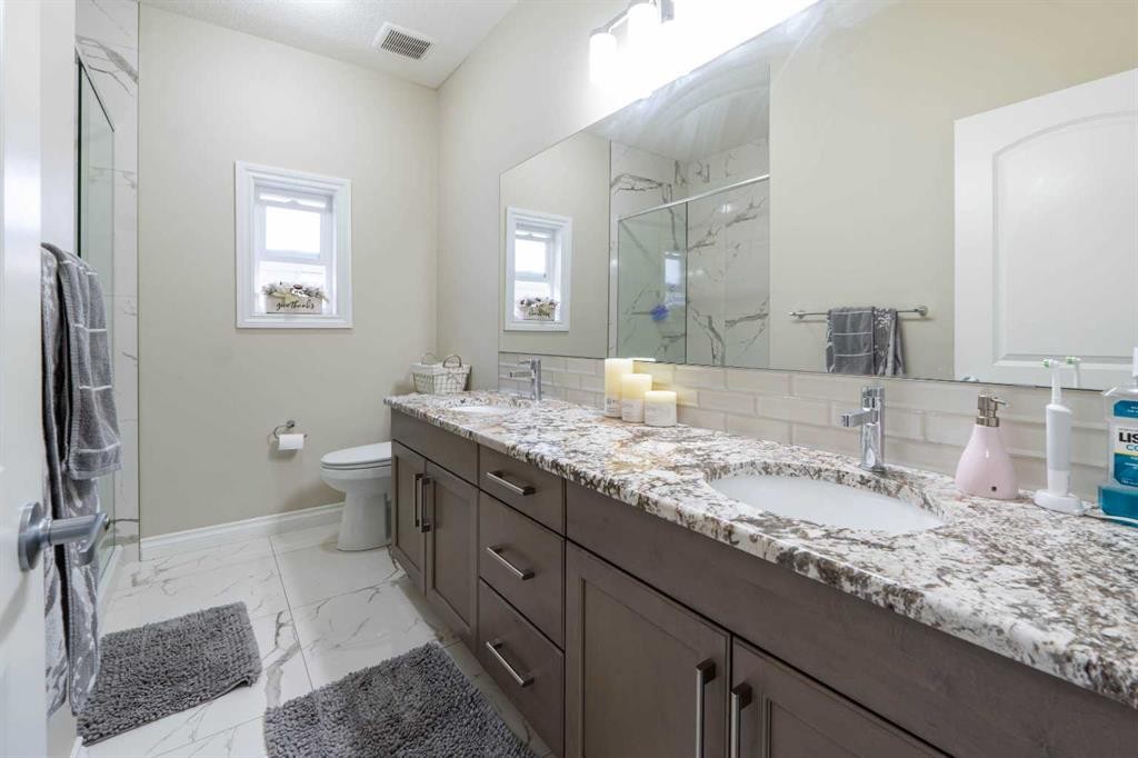 19 Red Sky Gardens Ne, Calgary, AB - Indoor Photo Showing Bathroom