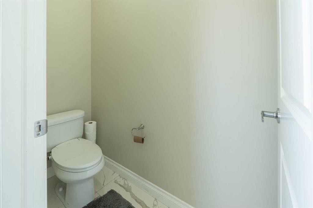 19 Red Sky Gardens Ne, Calgary, AB - Indoor Photo Showing Bathroom