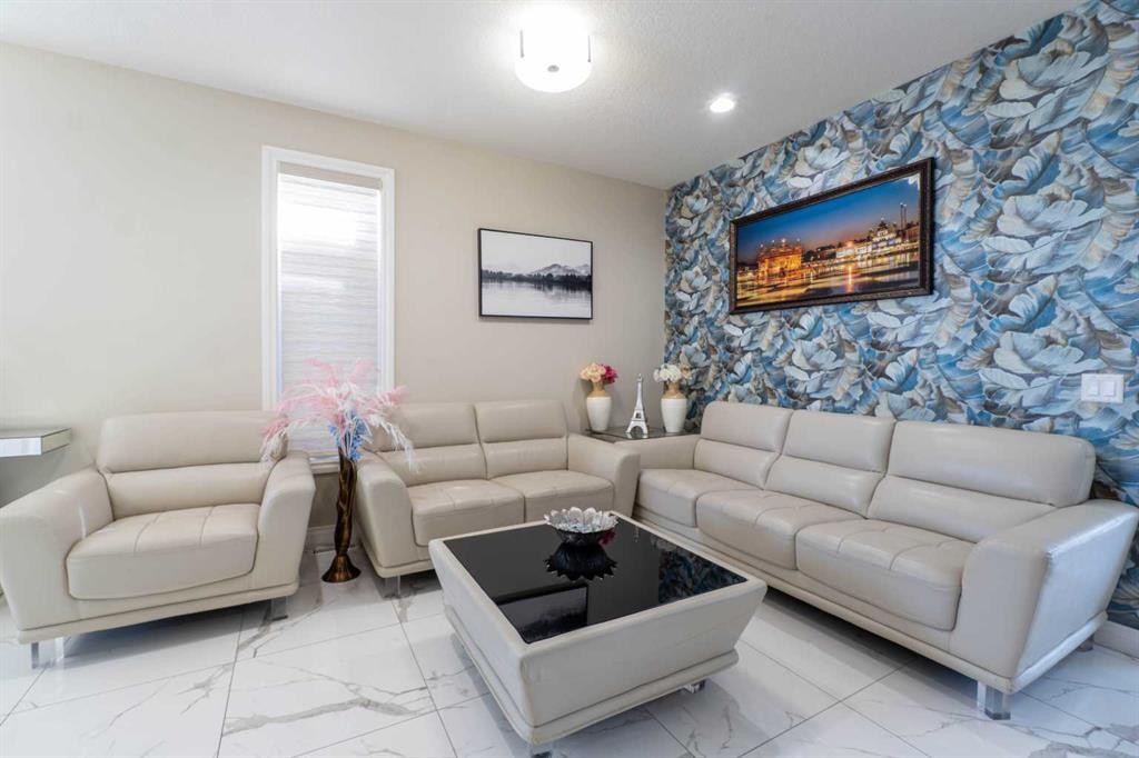 19 Red Sky Gardens Ne, Calgary, AB - Indoor Photo Showing Living Room
