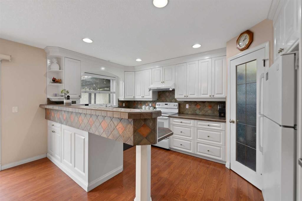 434 Douglas Woods Mews Se, Calgary, AB - Indoor Photo Showing Kitchen