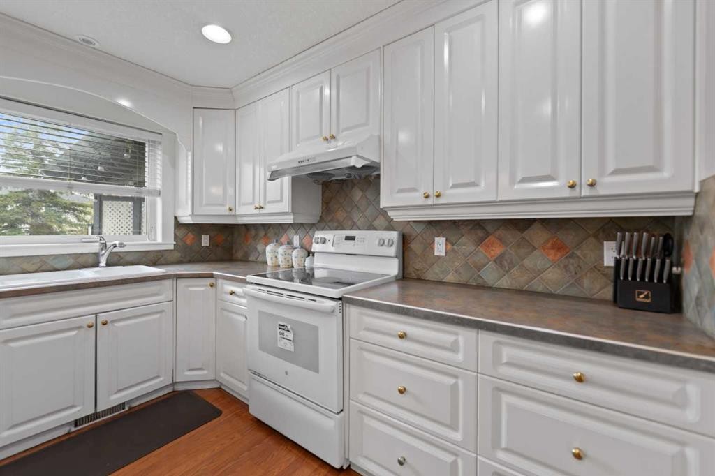 434 Douglas Woods Mews Se, Calgary, AB - Indoor Photo Showing Kitchen