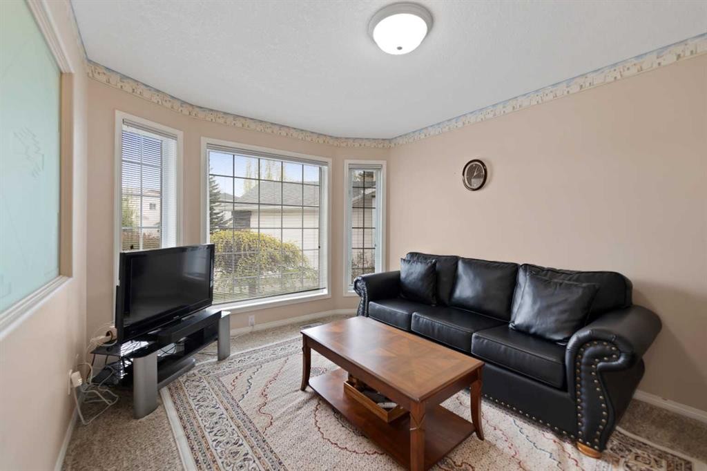434 Douglas Woods Mews Se, Calgary, AB - Indoor Photo Showing Living Room