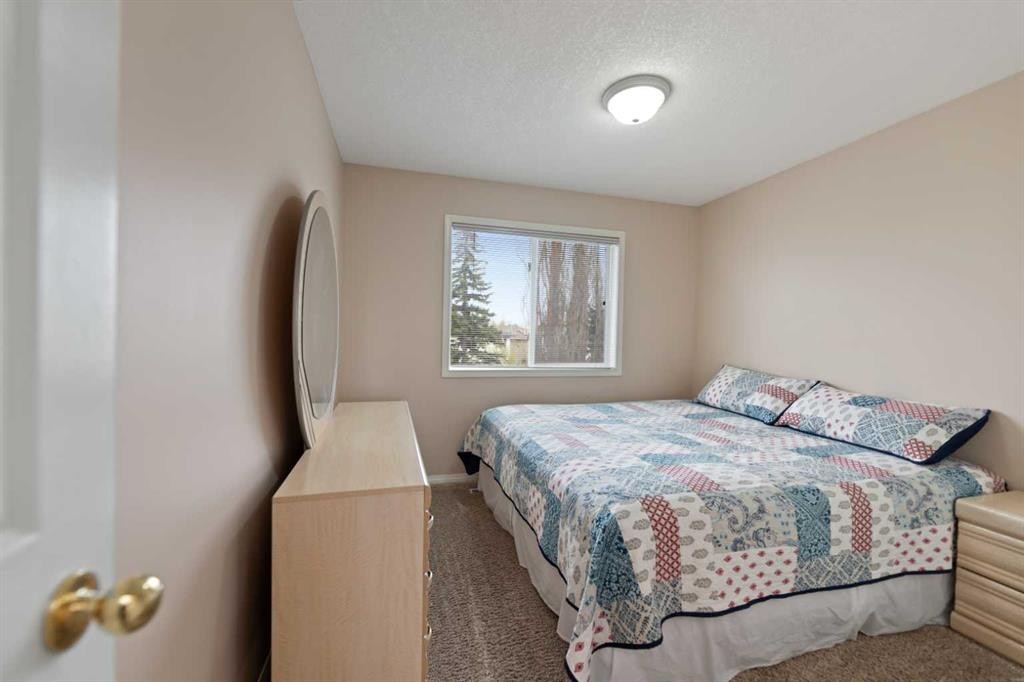 434 Douglas Woods Mews Se, Calgary, AB - Indoor Photo Showing Bedroom