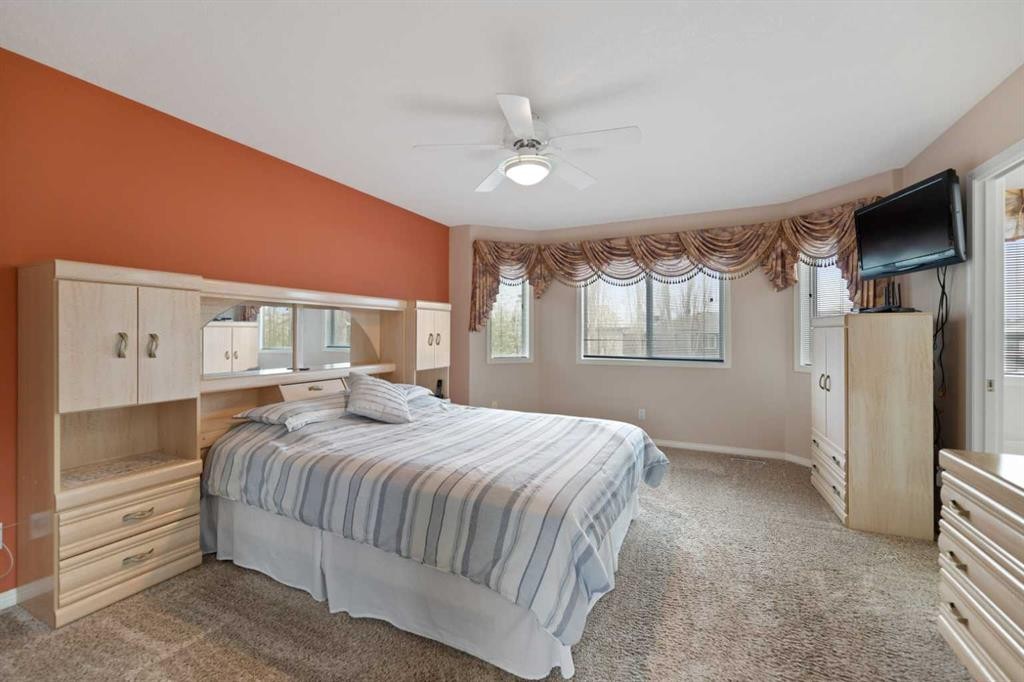 434 Douglas Woods Mews Se, Calgary, AB - Indoor Photo Showing Bedroom