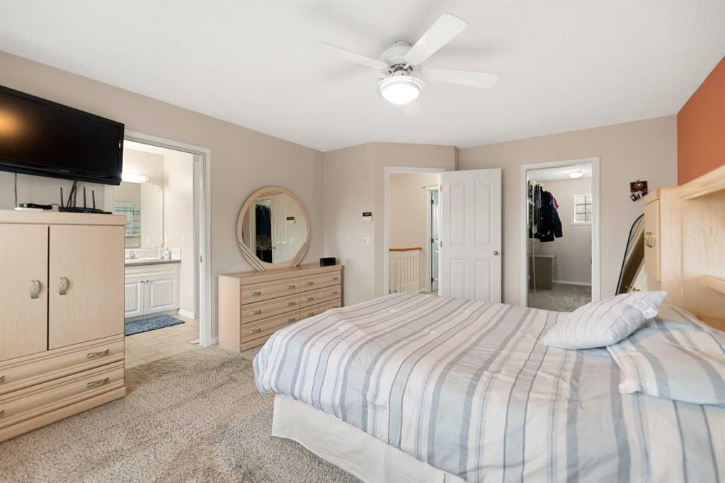 434 Douglas Woods Mews Se, Calgary, AB - Indoor Photo Showing Bedroom