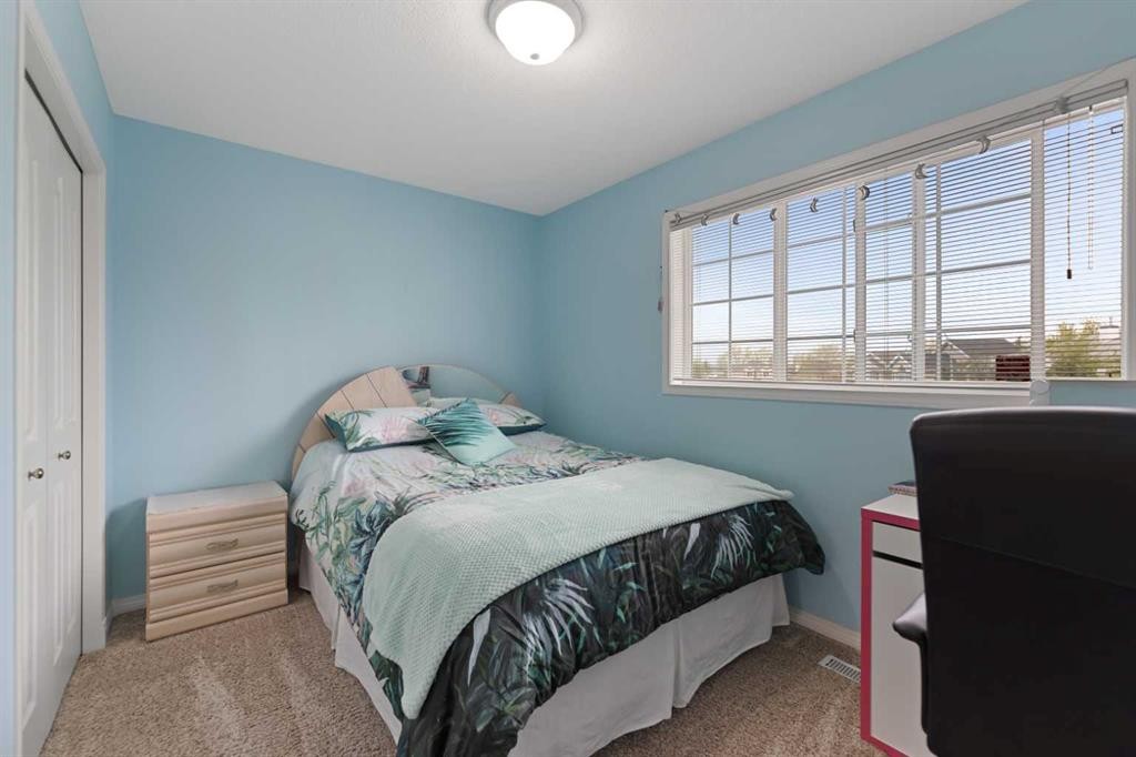 434 Douglas Woods Mews Se, Calgary, AB - Indoor Photo Showing Bedroom