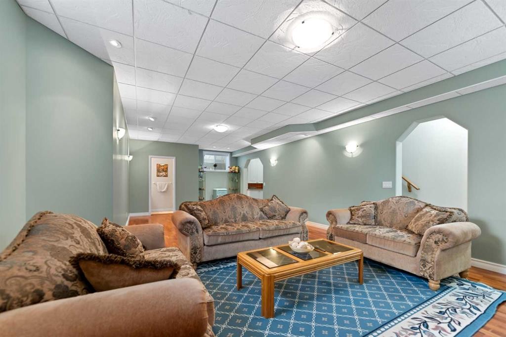 434 Douglas Woods Mews Se, Calgary, AB - Indoor Photo Showing Living Room