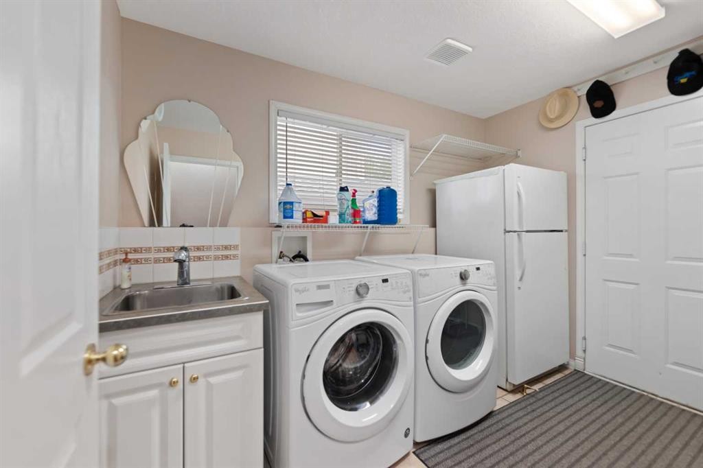 434 Douglas Woods Mews Se, Calgary, AB - Indoor Photo Showing Laundry Room