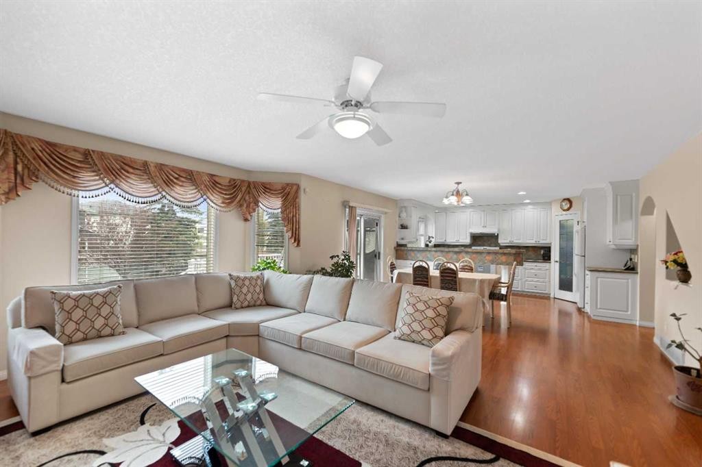 434 Douglas Woods Mews Se, Calgary, AB - Indoor Photo Showing Living Room