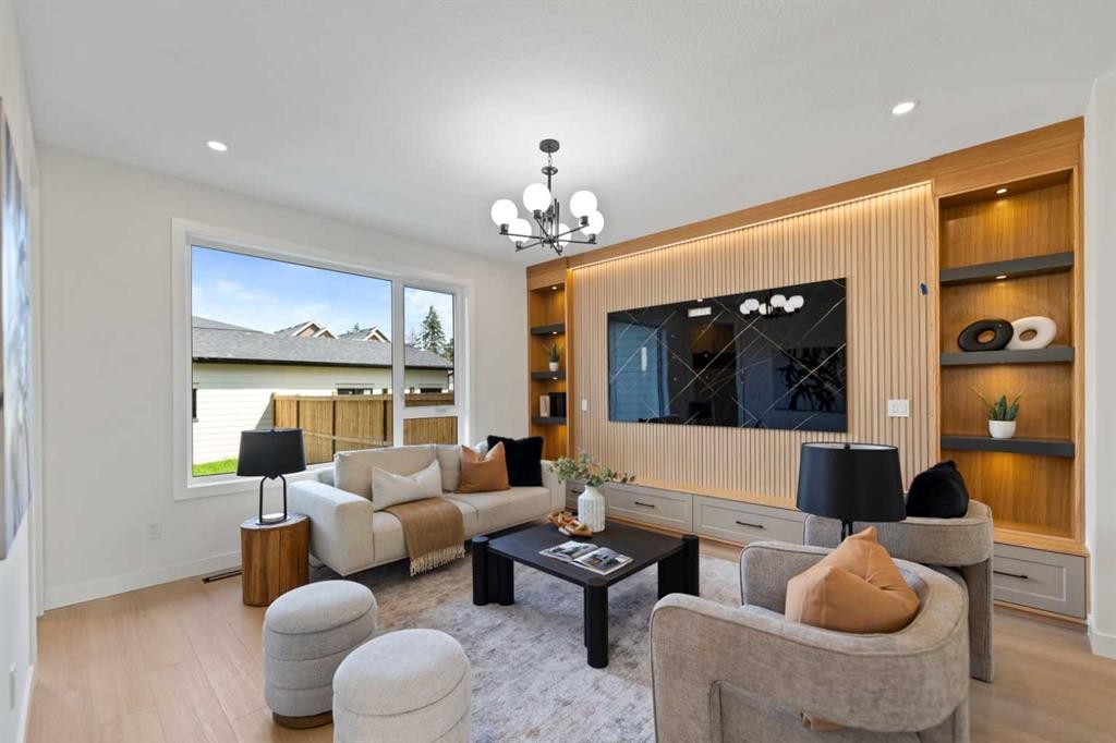 4608 81 Street Nw, Calgary, AB - Indoor Photo Showing Living Room