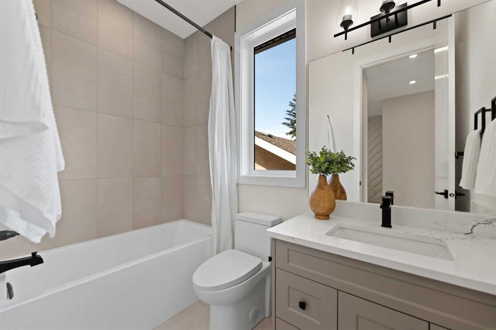 4608 81 Street Nw, Calgary, AB - Indoor Photo Showing Bathroom