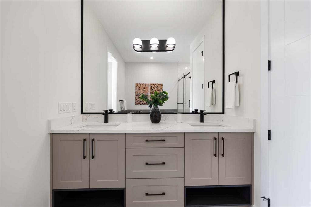 4608 81 Street Nw, Calgary, AB - Indoor Photo Showing Bathroom