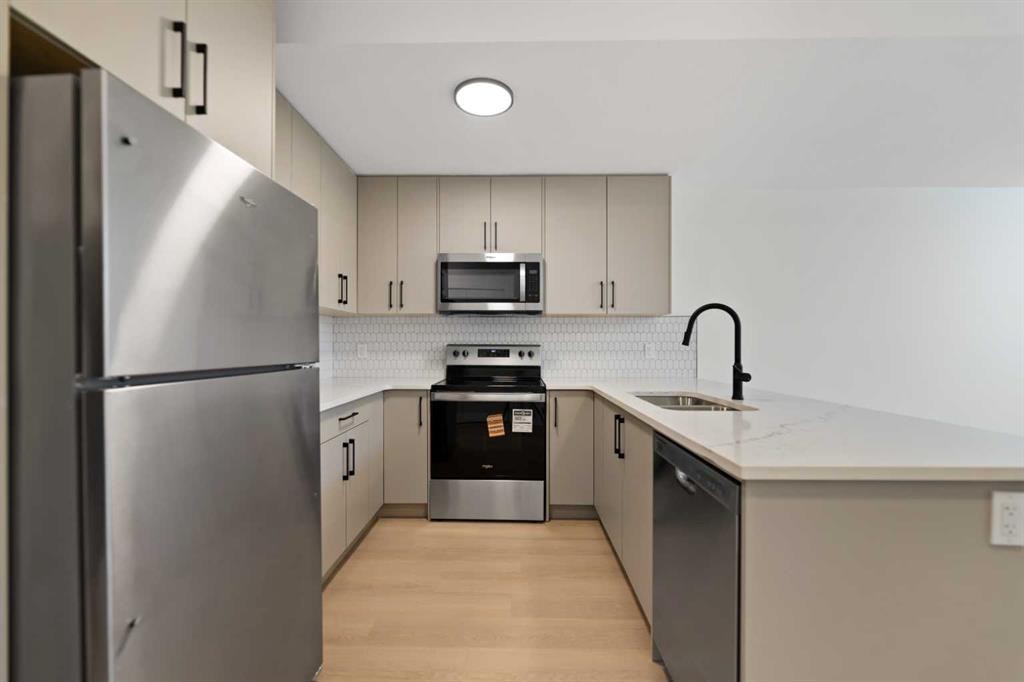 4608 81 Street Nw, Calgary, AB - Indoor Photo Showing Kitchen With Stainless Steel Kitchen With Double Sink With Upgraded Kitchen