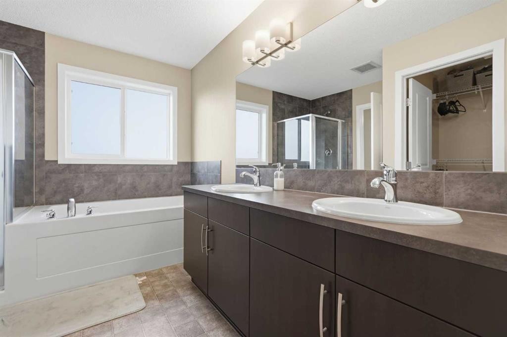31 Evansridge Crescent Nw, Calgary, AB - Indoor Photo Showing Bathroom