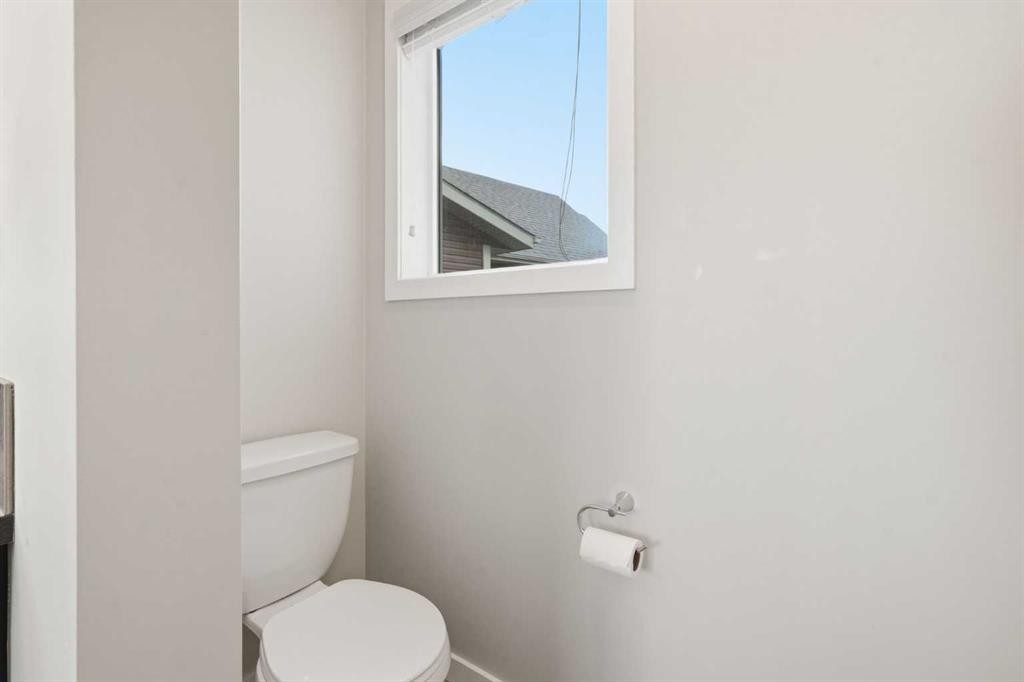 31 Evansridge Crescent Nw, Calgary, AB - Indoor Photo Showing Bathroom