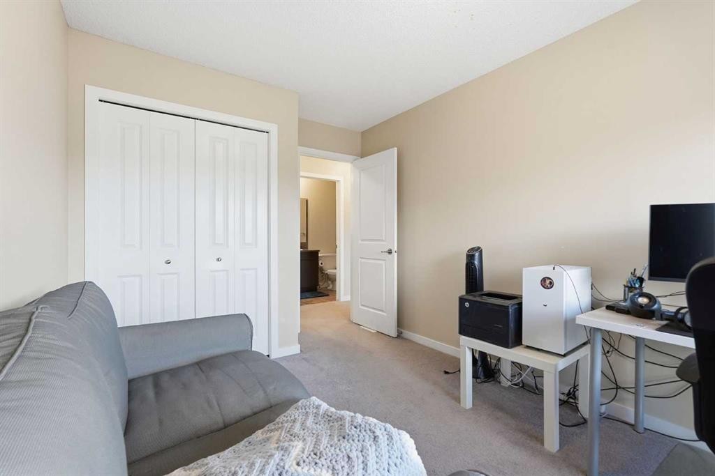 31 Evansridge Crescent Nw, Calgary, AB - Indoor Photo Showing Bedroom