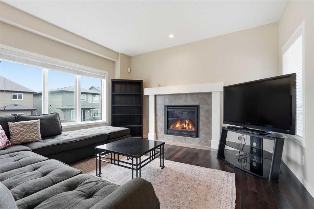 31 Evansridge Crescent Nw, Calgary, AB - Indoor Photo Showing Living Room With Fireplace
