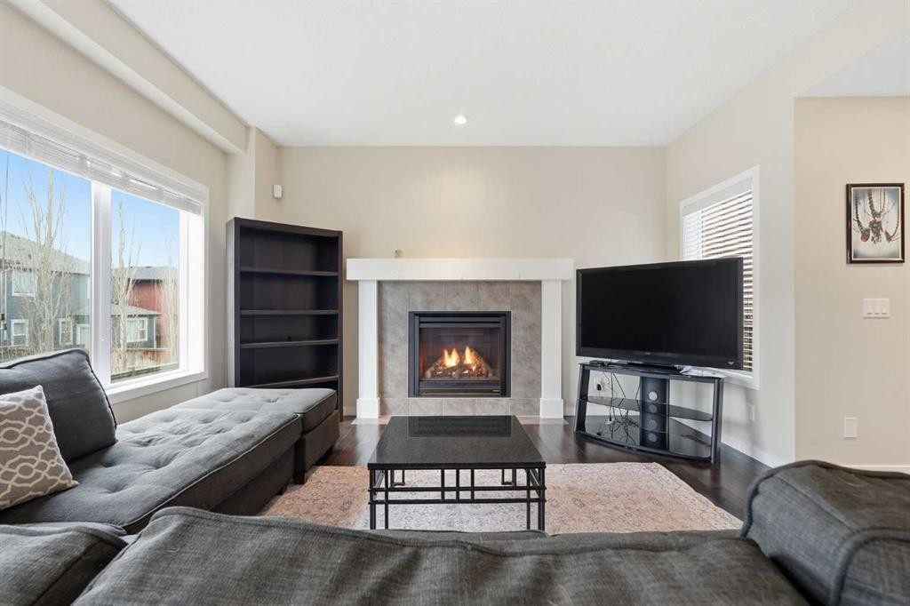31 Evansridge Crescent Nw, Calgary, AB - Indoor Photo Showing Living Room With Fireplace
