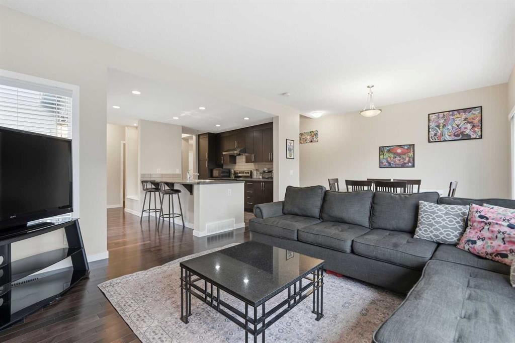 31 Evansridge Crescent Nw, Calgary, AB - Indoor Photo Showing Living Room