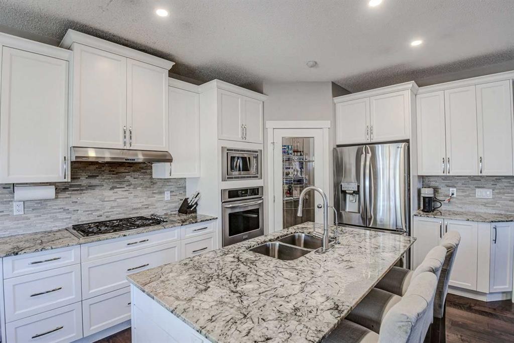 29 Drake Landing Loop, Okotoks, AB - Indoor Photo Showing Kitchen With Stainless Steel Kitchen With Double Sink With Upgraded Kitchen