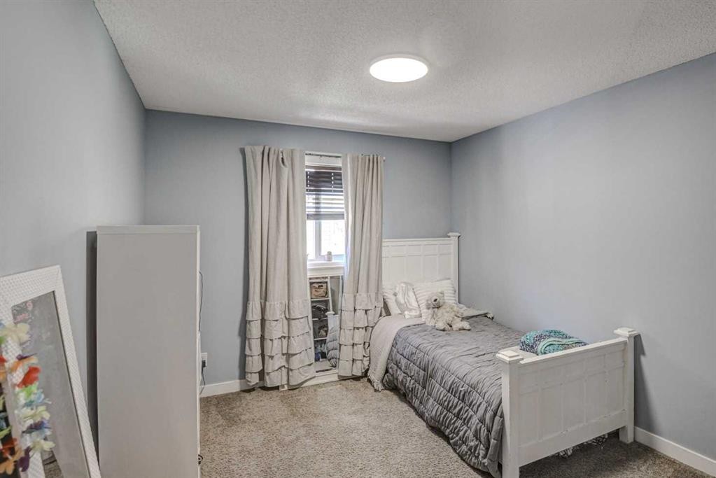 29 Drake Landing Loop, Okotoks, AB - Indoor Photo Showing Bedroom