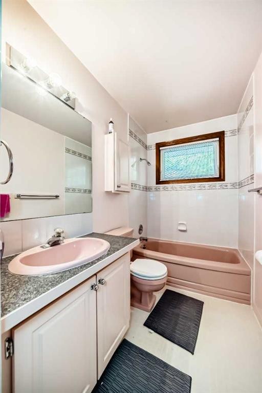 3132 48 Street Sw, Calgary, AB - Indoor Photo Showing Bathroom