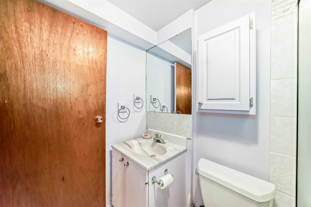 3132 48 Street Sw, Calgary, AB - Indoor Photo Showing Bathroom