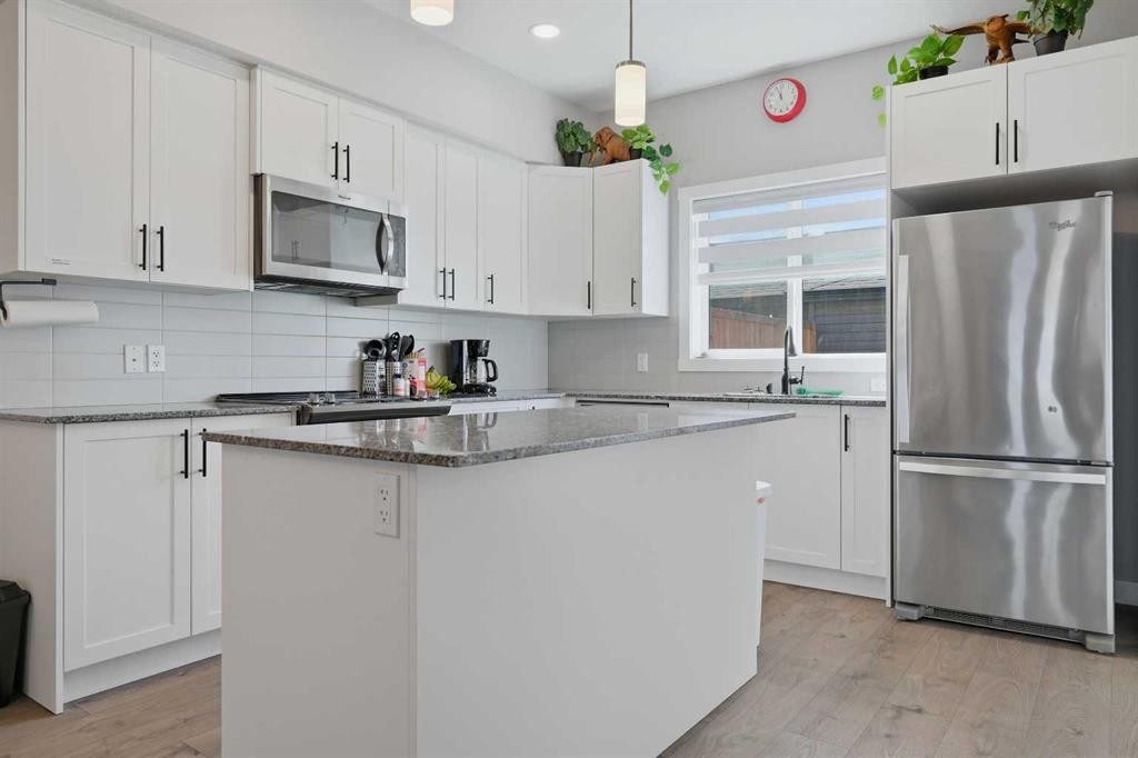 341 Midtown Gate Sw, Airdrie, AB - Indoor Photo Showing Kitchen With Stainless Steel Kitchen With Upgraded Kitchen