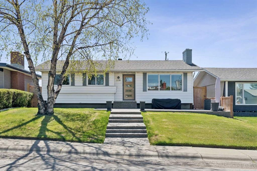 2219 Munro Drive Ne, Calgary, AB - Outdoor