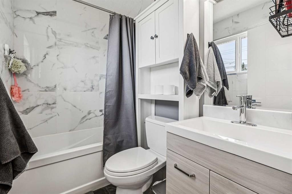 2219 Munro Drive Ne, Calgary, AB - Indoor Photo Showing Bathroom