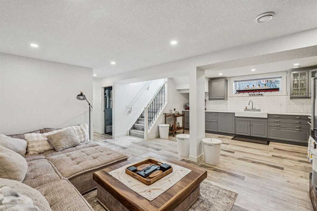 2219 Munro Drive Ne, Calgary, AB - Indoor