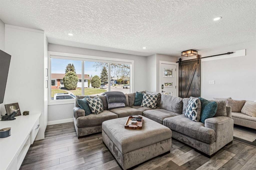 2219 Munro Drive Ne, Calgary, AB - Indoor Photo Showing Living Room