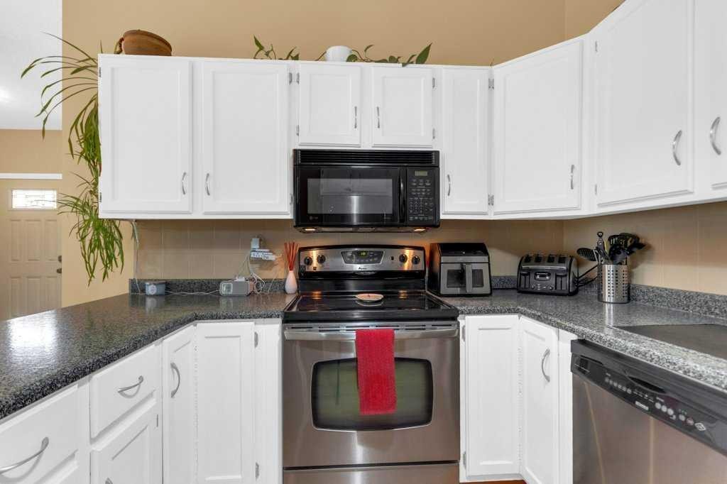 52 Strathclair Rise Sw, Calgary, AB - Indoor Photo Showing Kitchen