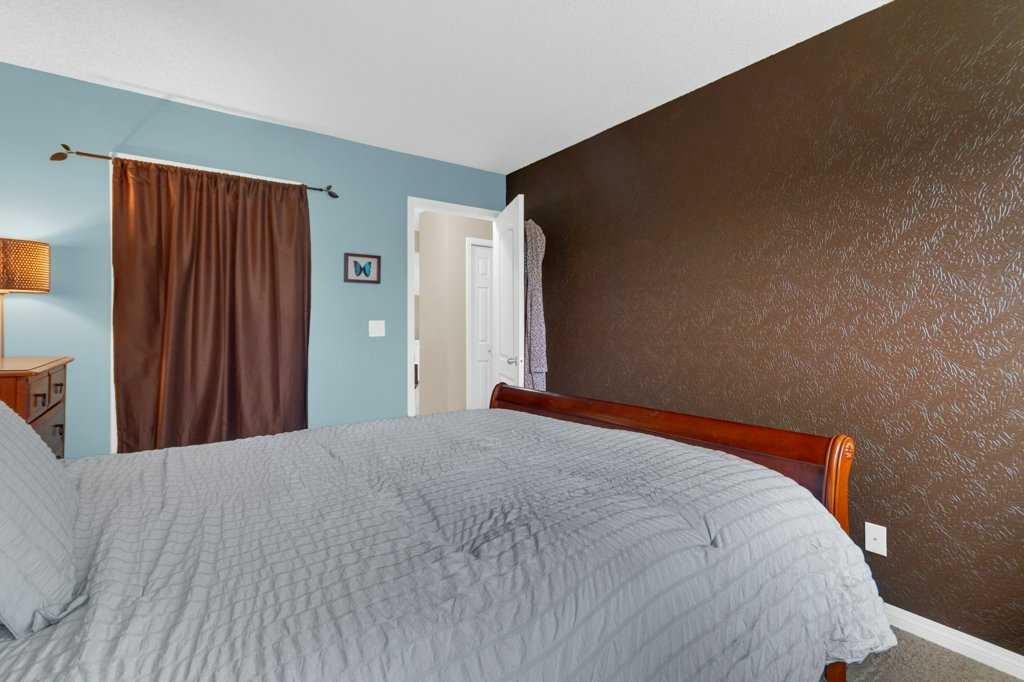 52 Strathclair Rise Sw, Calgary, AB - Indoor Photo Showing Bedroom