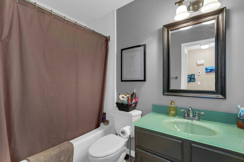 52 Strathclair Rise Sw, Calgary, AB - Indoor Photo Showing Bathroom