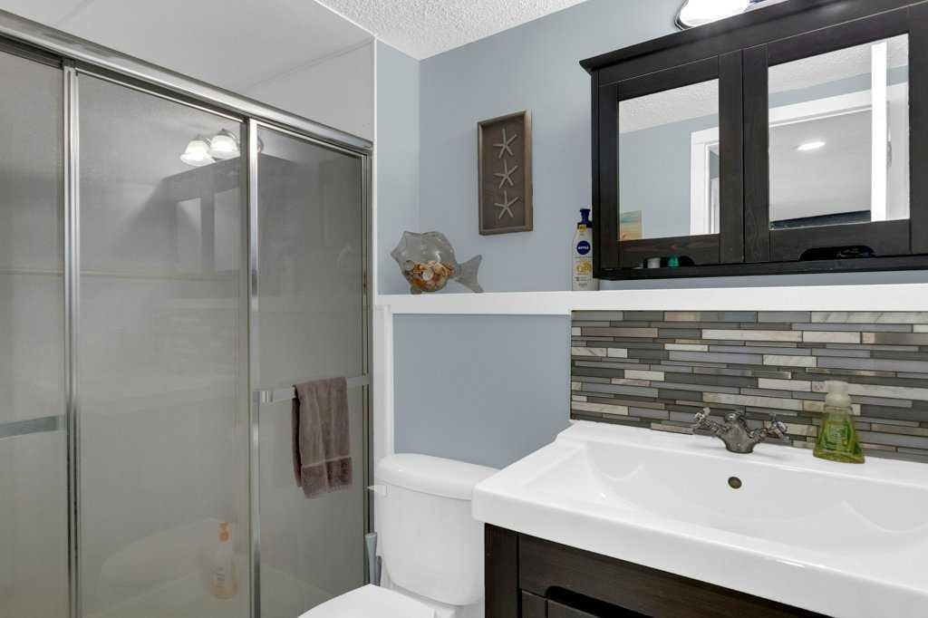 52 Strathclair Rise Sw, Calgary, AB - Indoor Photo Showing Bathroom