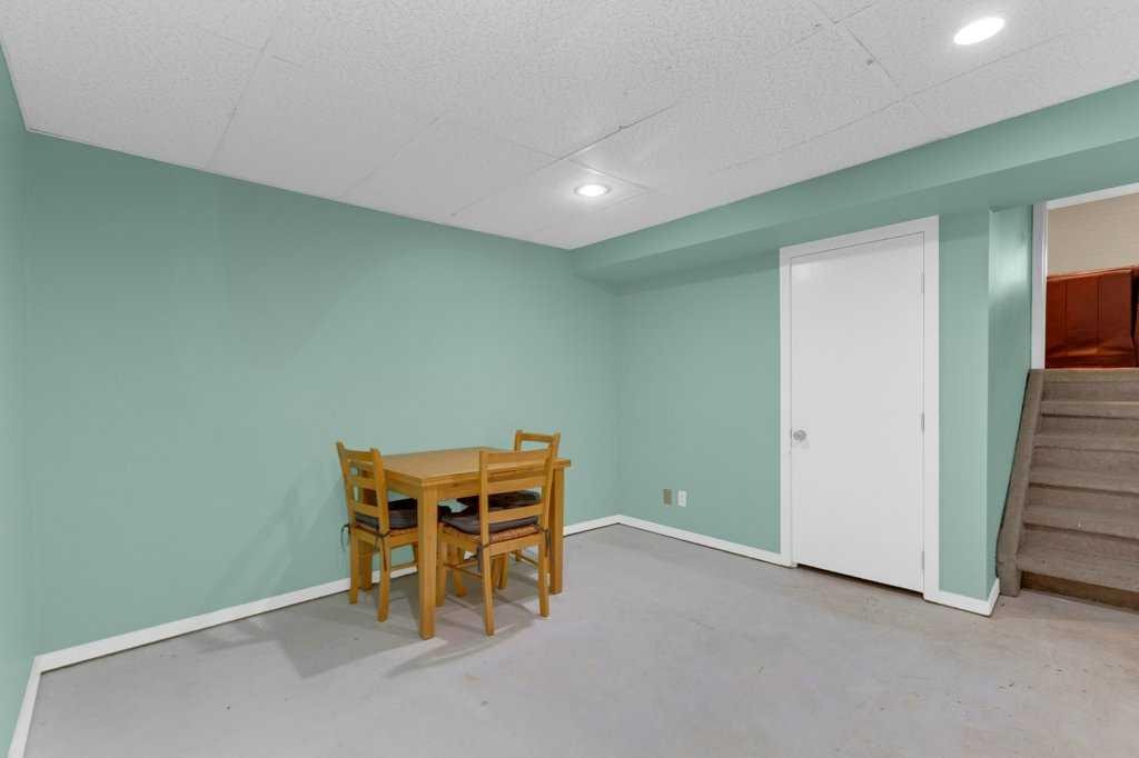 52 Strathclair Rise Sw, Calgary, AB - Indoor