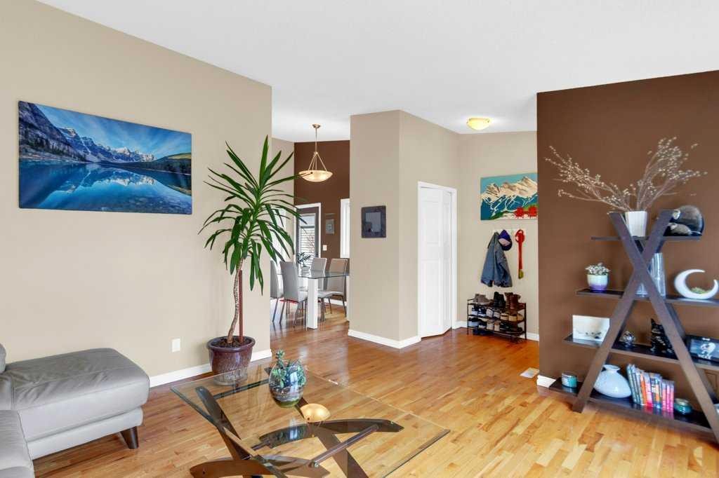 52 Strathclair Rise Sw, Calgary, AB - Indoor Photo Showing Living Room