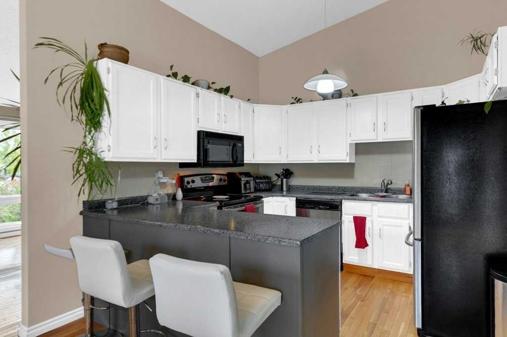 52 Strathclair Rise Sw, Calgary, AB - Indoor Photo Showing Kitchen