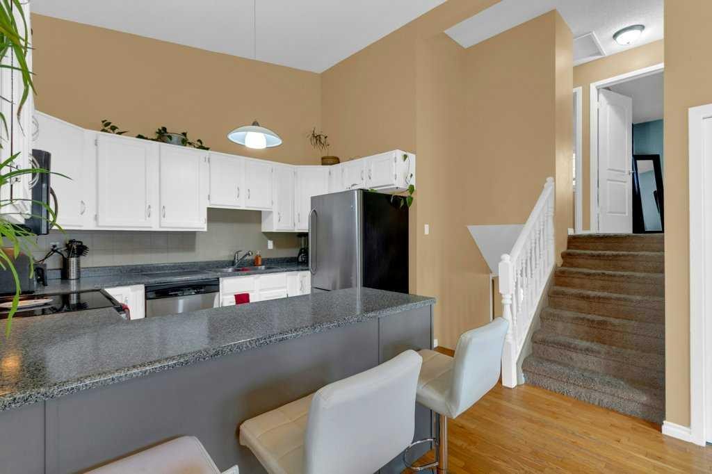 52 Strathclair Rise Sw, Calgary, AB - Indoor Photo Showing Kitchen