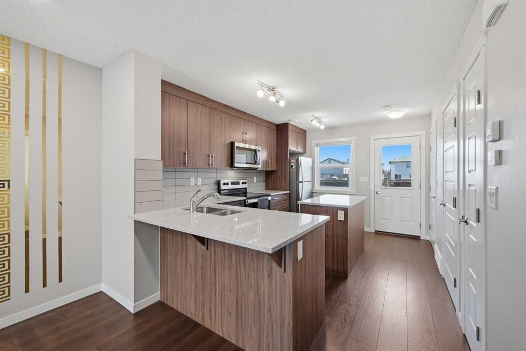 1322-7451 Falconridge Boulevard Ne, Calgary, AB - Indoor Photo Showing Kitchen With Double Sink