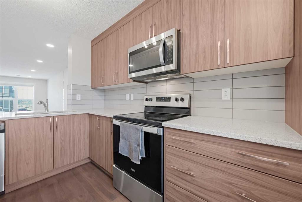 1322-7451 Falconridge Boulevard Ne, Calgary, AB - Indoor Photo Showing Kitchen With Stainless Steel Kitchen With Upgraded Kitchen
