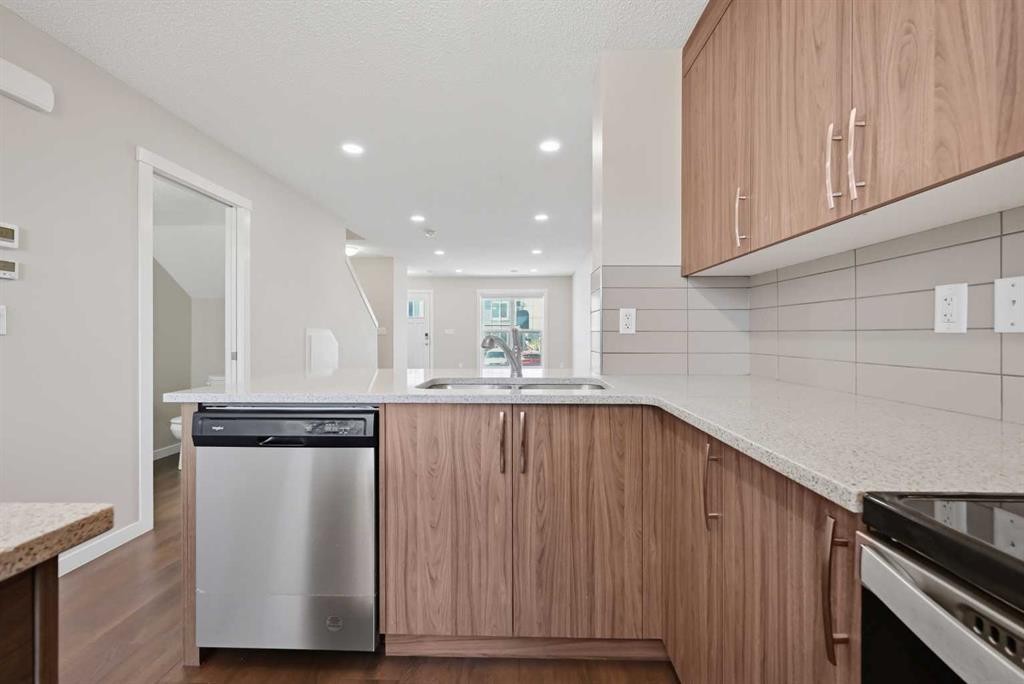 1322-7451 Falconridge Boulevard Ne, Calgary, AB - Indoor Photo Showing Kitchen With Upgraded Kitchen