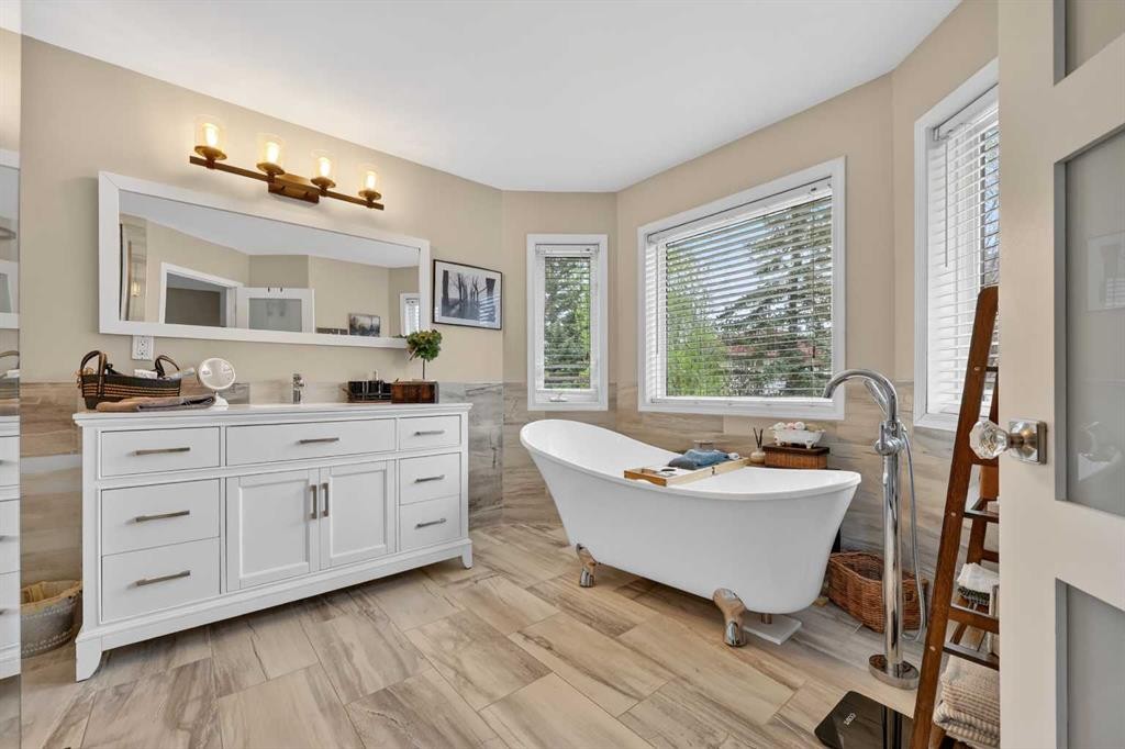 217 Mountain Park Drive Se, Calgary, AB - Indoor Photo Showing Bathroom