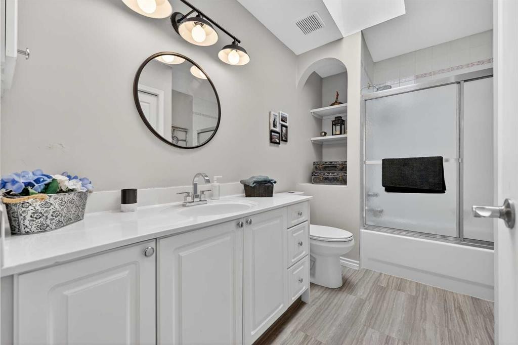 217 Mountain Park Drive Se, Calgary, AB - Indoor Photo Showing Bathroom