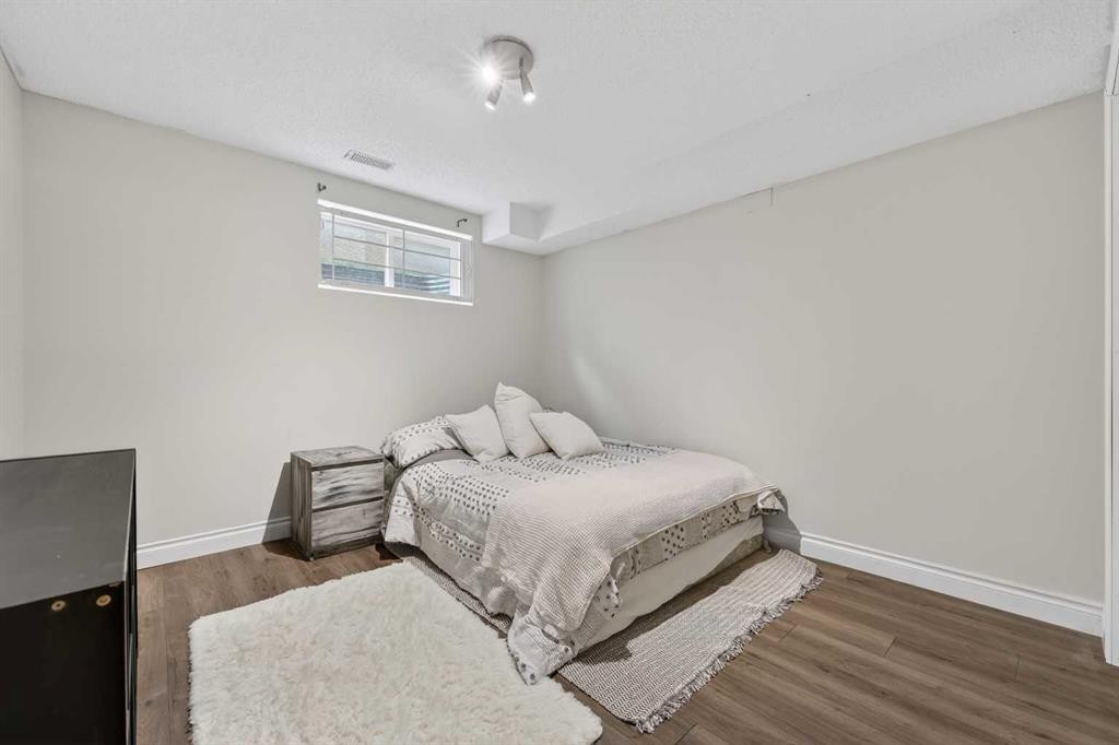 217 Mountain Park Drive Se, Calgary, AB - Indoor Photo Showing Bedroom