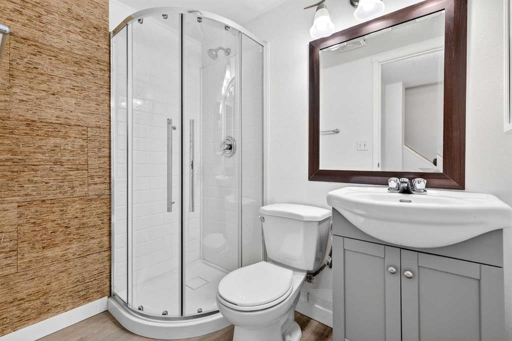 5615 1 Avenue Se, Calgary, AB - Indoor Photo Showing Bathroom