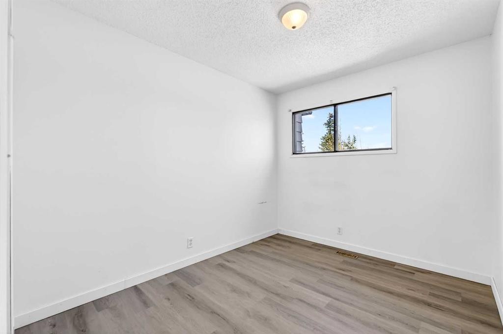 5615 1 Avenue Se, Calgary, AB - Indoor Photo Showing Other Room
