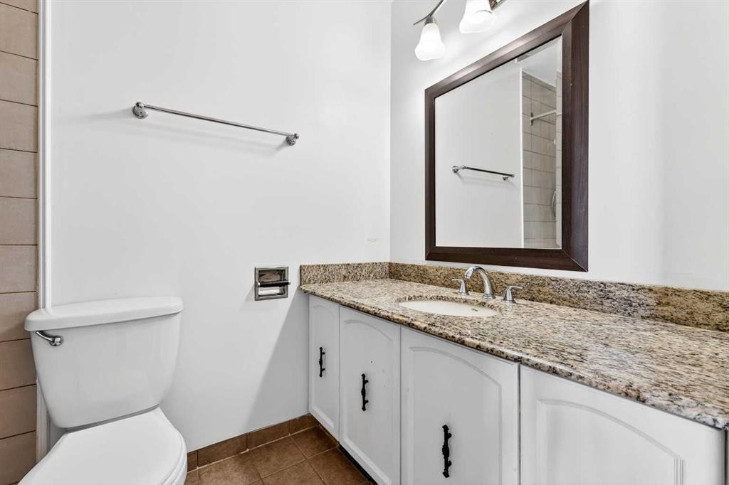 5615 1 Avenue Se, Calgary, AB - Indoor Photo Showing Bathroom