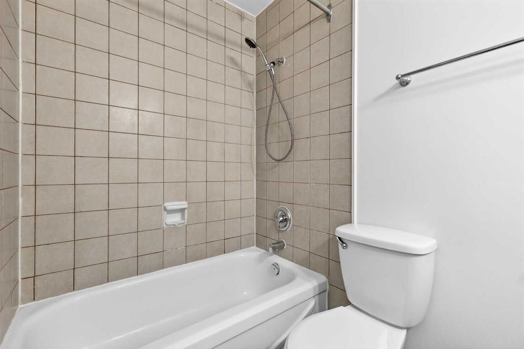 5615 1 Avenue Se, Calgary, AB - Indoor Photo Showing Bathroom